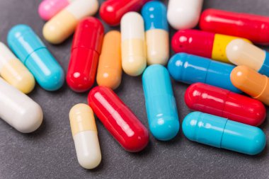 farklı tabletler haplar kapsül yığınları karışık terapi ilaçları