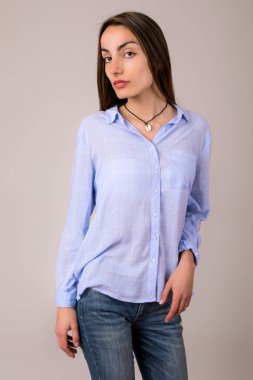 genç güzel kadın kapatmak dikey 