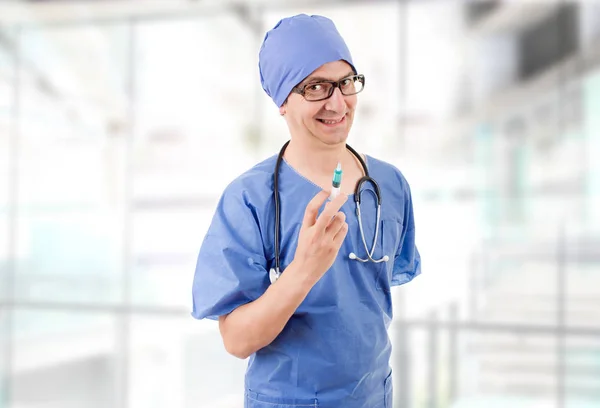 Doctor loco con una jeringa en el hospital — Foto de Stock