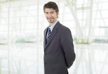 Ofisteki genç iş adamı portresi.