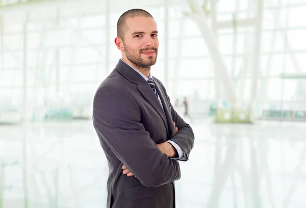 Porträt eines jungen Geschäftsmannes im Büro — Stockfoto