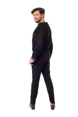 Beyaz arka planda genç, sıradan bir adam.