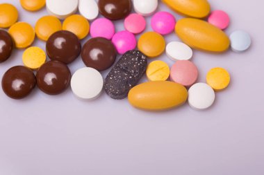 farklı tabletler haplar kapsül yığınları karışık terapi ilaçları