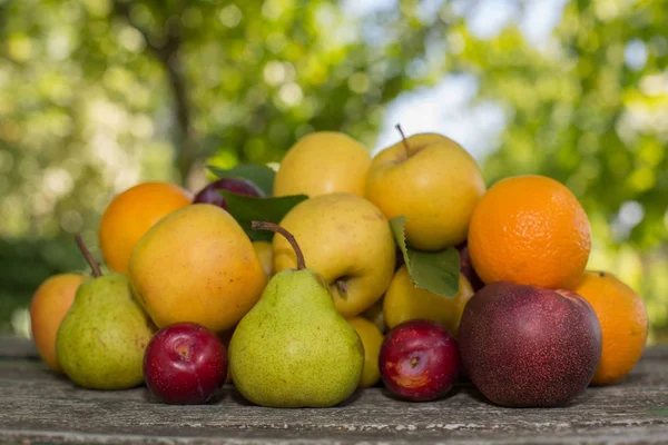 Fruits dans la table en bois, extérieur — Photo