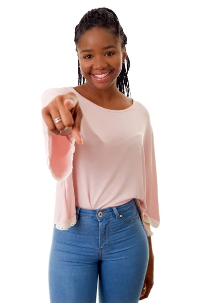 Menina africana feliz apontando, isolado em branco — Fotografia de Stock