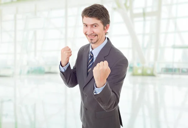 Człowiek szczęśliwy biznesu, wygrywając w urzędzie — Zdjęcie stockowe