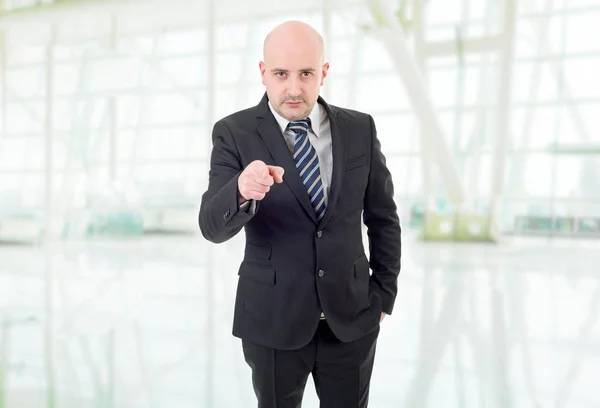 Junger Geschäftsmann zeigt auf das Büro — Stockfoto