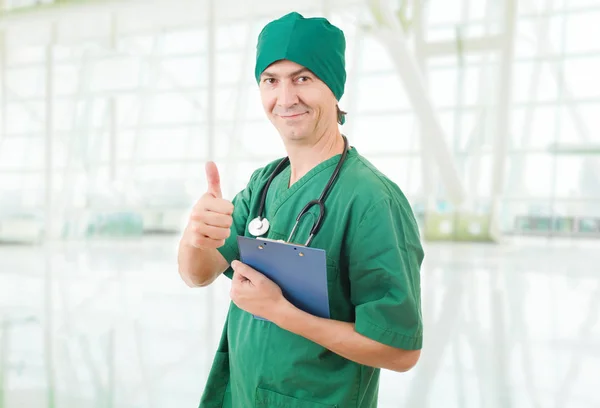 Счастливый доктор, показывающий большие пальцы в больнице — стоковое фото