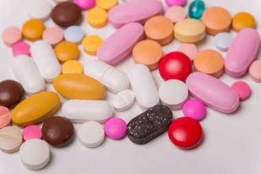 farklı tabletler haplar kapsül yığınları karışık terapi ilaçları