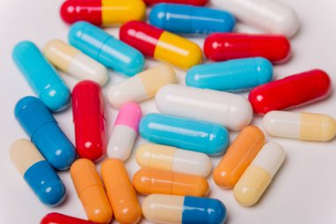 farklı tabletler haplar kapsül yığınları karışık terapi ilaçları