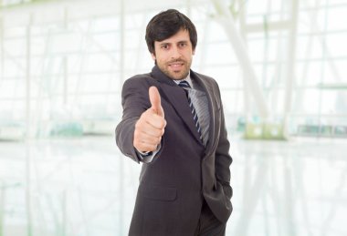 işadamı başparmak yukarı