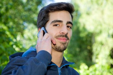 adam telefonda açık resim