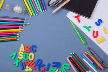 Mavi ahşap arka planda okul konseptine dönelim.