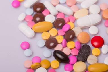 farklı tabletler haplar kapsül yığınları karışık terapi ilaçları