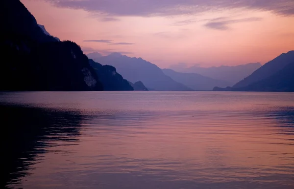 Lago suíço ao pôr-do-sol em Brienz, Suíça — Fotografia de Stock