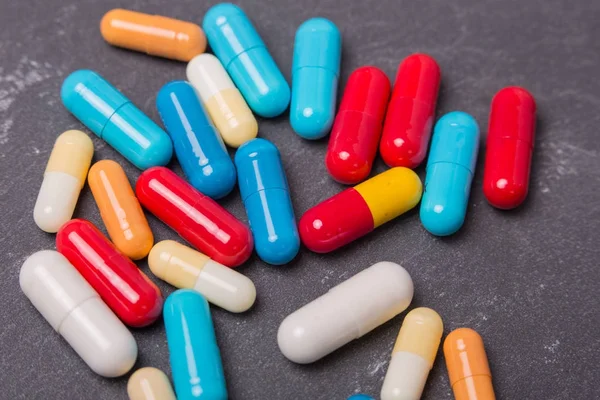 farklı tabletler haplar kapsül yığınları karışık terapi ilaçları