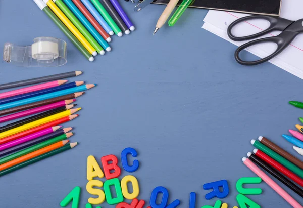 Mavi ahşap arka planda okul konseptine dönelim.