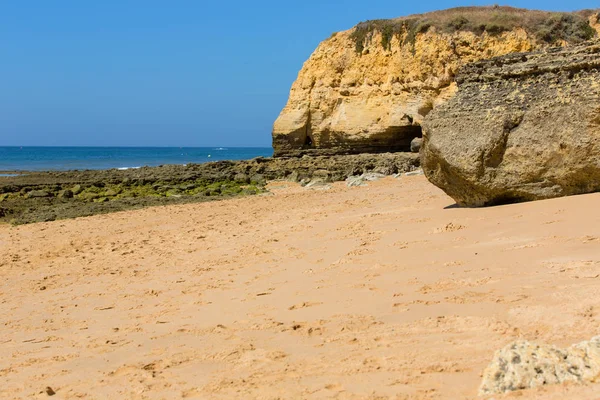 Красивый пляж в Албуфейре, Алгарве, юг Португалии — стоковое фото