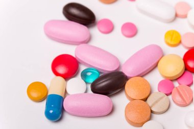 farklı tabletler haplar kapsül yığınları karışık terapi ilaçları