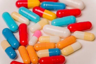 farklı tabletler haplar kapsül yığınları karışık terapi ilaçları