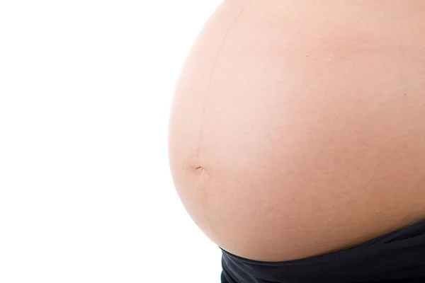 Крупный план беременной женщины на белом фоне — стоковое фото