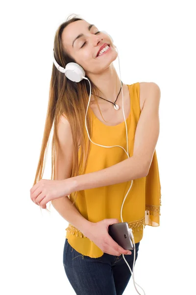 Hermosa joven escuchar música con auriculares, aislado —  Fotos de Stock