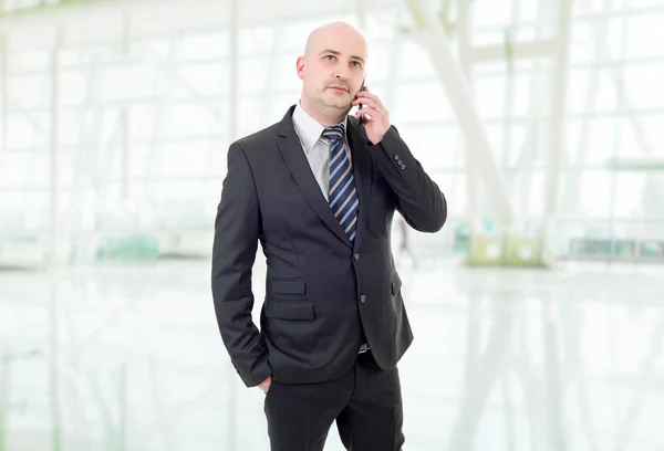 Hombre de negocios feliz en el teléfono, en la oficina —  Fotos de Stock