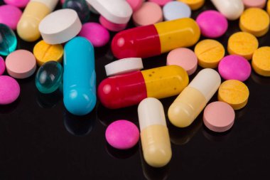 farklı tabletler haplar kapsül yığınları karışık terapi ilaçları