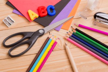 Mavi ahşap arka planda okul konseptine dönelim.