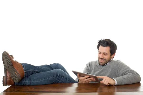 Gelukkig man op een bureau met een tablet pc, geïsoleerd — Stockfoto