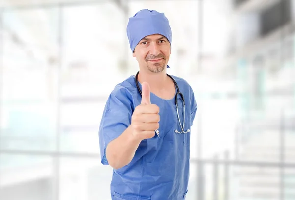 Médico feliz mostrando os polegares para cima, no hospital — Fotografia de Stock