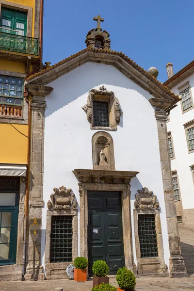 Kaplica, nad brzegiem rzeki douro w ribeira, Porto, Portugalia — Zdjęcie stockowe