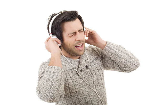 Hombre joven casual escuchando música con auriculares, aislado — Foto de Stock