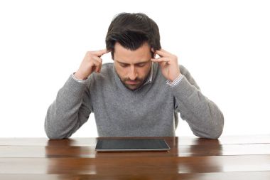 Masadaki adam tabletle çalışıyor, izole edilmiş.