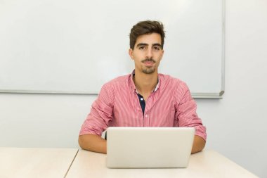 Sınıfta gelişigüzel bir genç öğrenci.