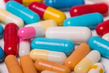 farklı tabletler haplar kapsül yığınları karışık terapi ilaçları