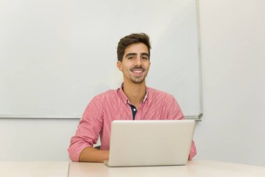 Sınıfta gelişigüzel bir genç öğrenci.