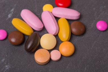 farklı tabletler haplar kapsül yığınları karışık terapi ilaçları