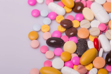farklı tabletler haplar kapsül yığınları karışık terapi ilaçları