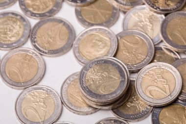 Avro paralarının büyük bir kısmının üst görünüm resmini kapat.