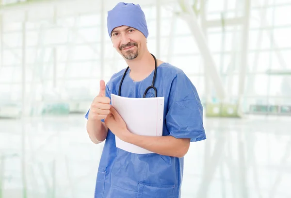 Heureux médecin masculin montrant pouces levés, à l'hôpital — Photo