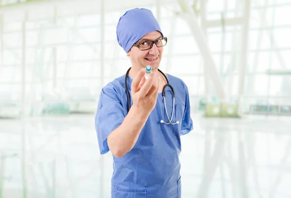 Сумасшедший доктор со шприцем в больнице — стоковое фото