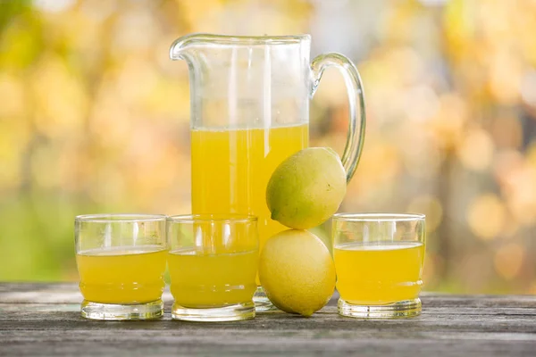 Suco de limão em uma mesa de madeira, jogo de outono, ao ar livre — Fotografia de Stock