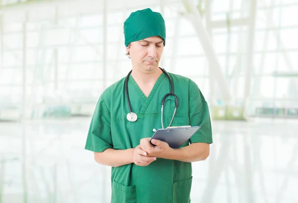 Sjuksköterska tänkande med sina anteckningar, på sjukhuset — Stockfoto