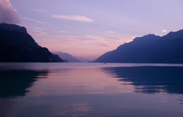 Lago suizo al atardecer en Brienz, Suiza — Foto de Stock