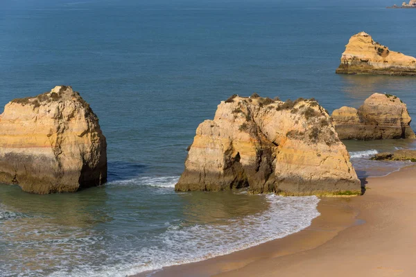 Пляж Praia da Rocha, в Алгарве, Португалия — стоковое фото
