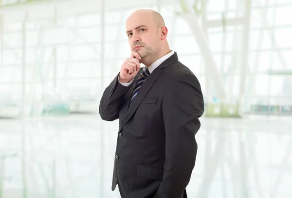 Jungunternehmer denken, im Büro — Stockfoto