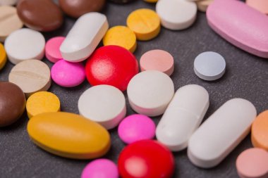 farklı tabletler haplar kapsül yığınları karışık terapi ilaçları
