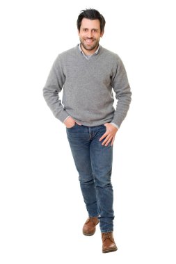 Beyaz arka planda genç, sıradan bir adam.