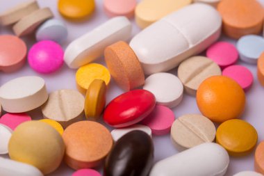 farklı tabletler haplar kapsül yığınları karışık terapi ilaçları